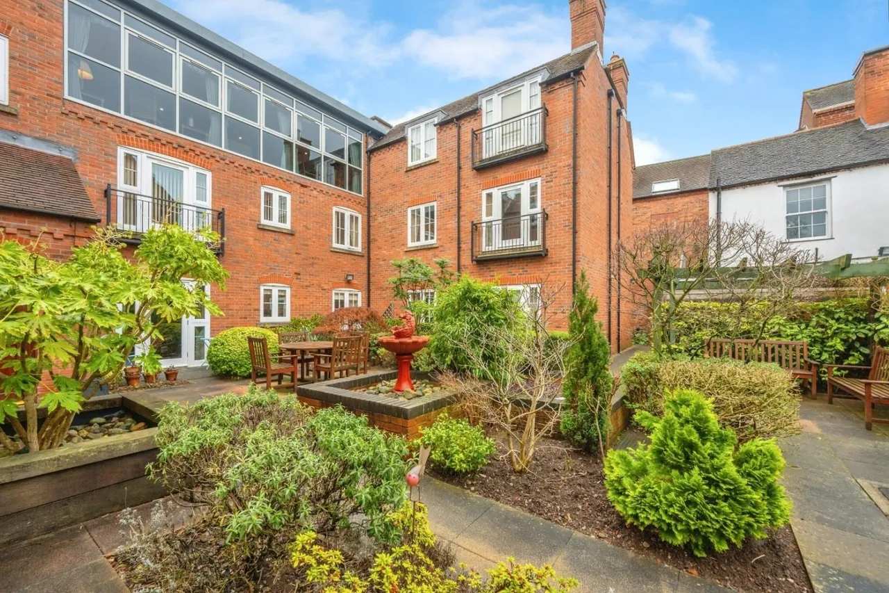 2 bed flat for sale — Bird Street, Lichfield
