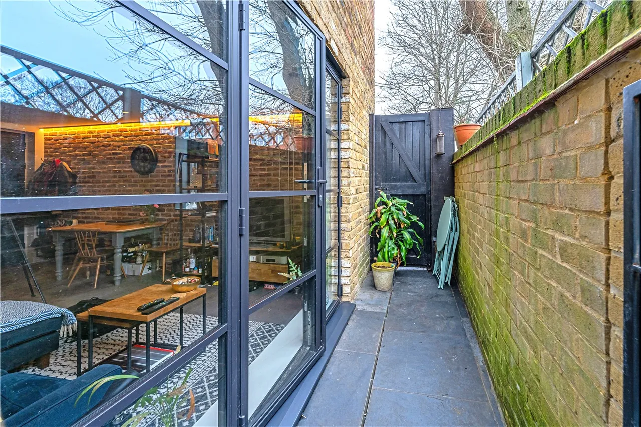 Bembridge House, 1 Archer Mews, Hampton Hill, Middlesex, TW12 1EB, photo 6