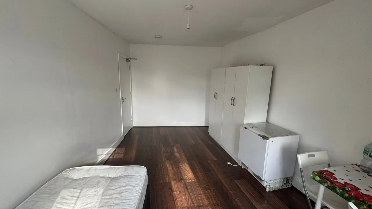 1 bed house to rent — Hewett Road , Dagenham , RM8