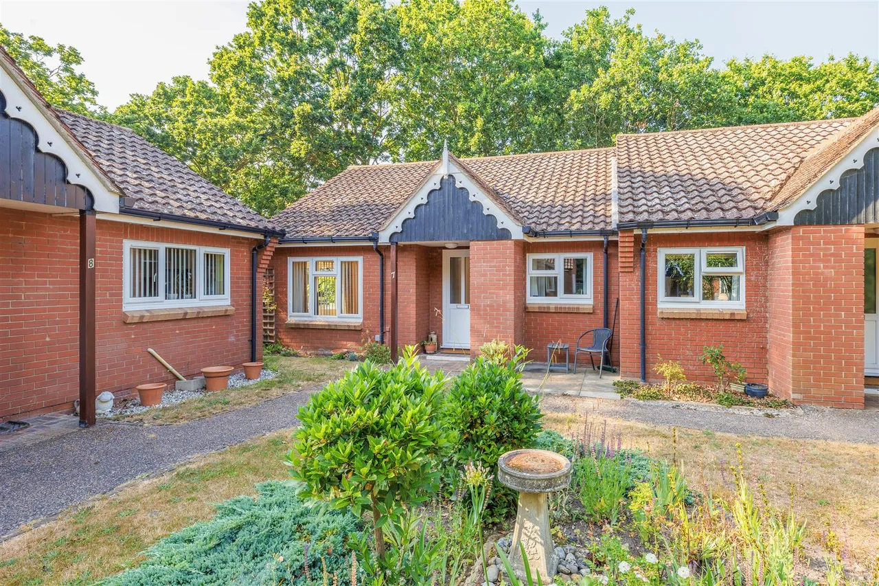 2 bed house for sale, Lowestoft Road, Reydon, IP18