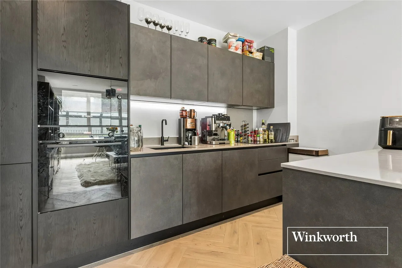 Oakleigh Road North, London, N20, photo 11