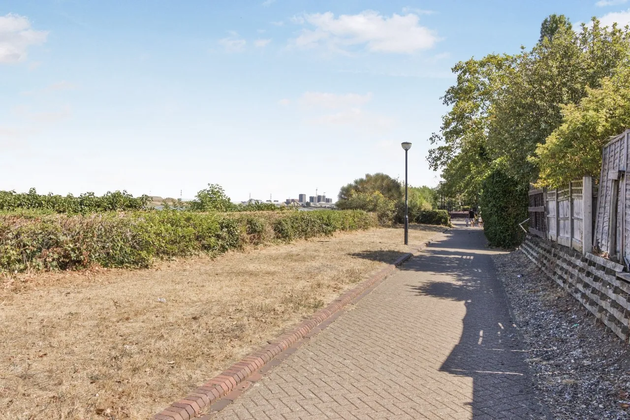Voyagers Close, London, SE28, photo 18
