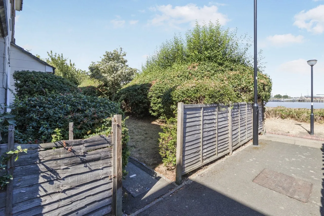 Voyagers Close, London, SE28, photo 16