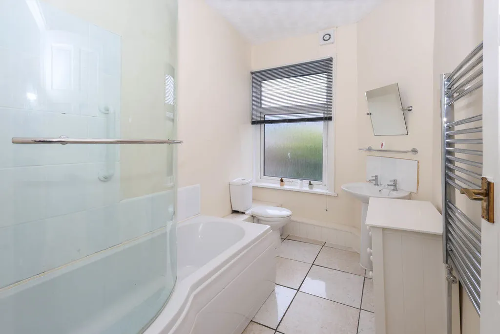 Mayfair Gardens, Rochdale OL11 4QA, photo 7