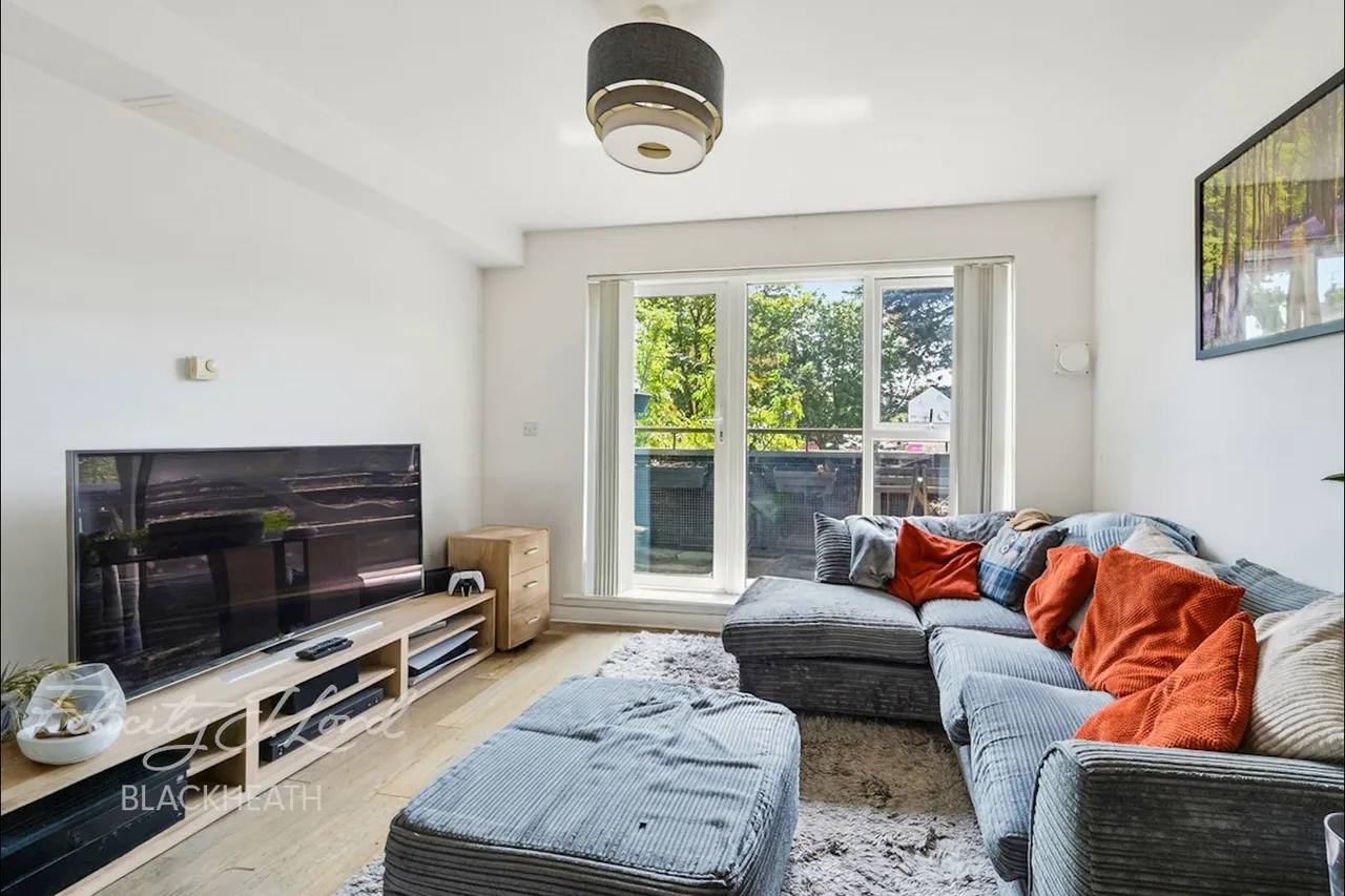 2 bed flat for sale, Charlton Road, London