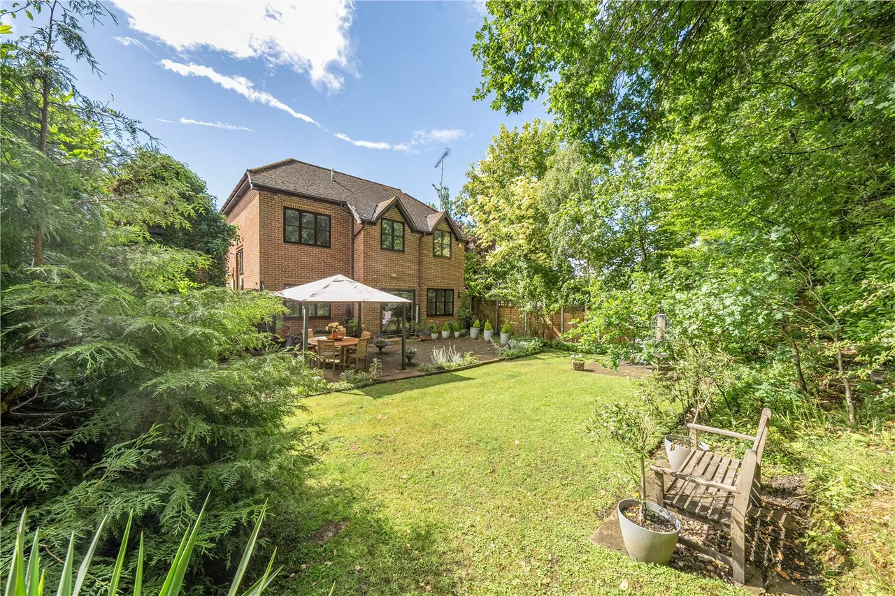 High Street, Rowledge, Farnham, Surrey, GU10, photo 9