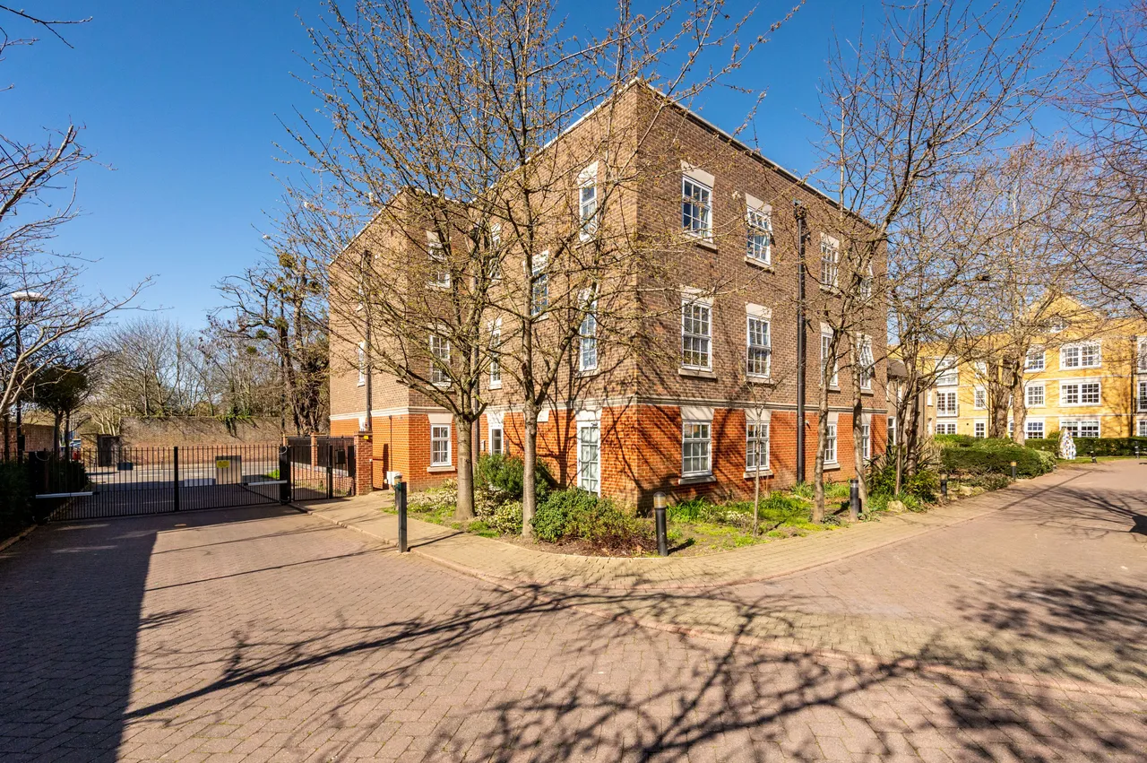 2 bed flat for sale — 3 Wheatfield House, Holme Court, 158 Twickenham Road, Isleworth