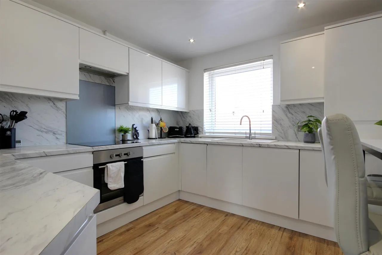2 bed flat for sale — Elm Tree Court, Cottingham