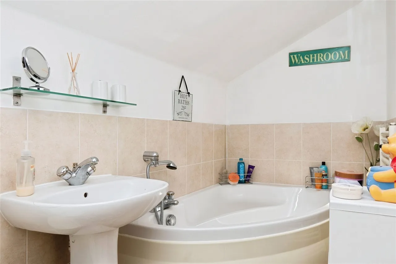 Caernarvon Walk, Swindon, Wiltshire, SN3, photo 18