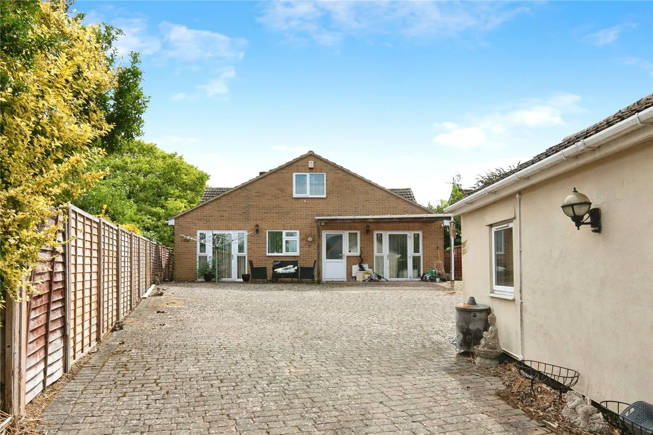 Caernarvon Walk, Swindon, Wiltshire, SN3, photo 2