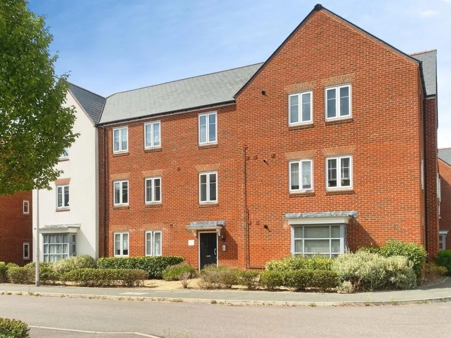 2 bed flat for sale, Ifould Crescent, Wokingham, RG40