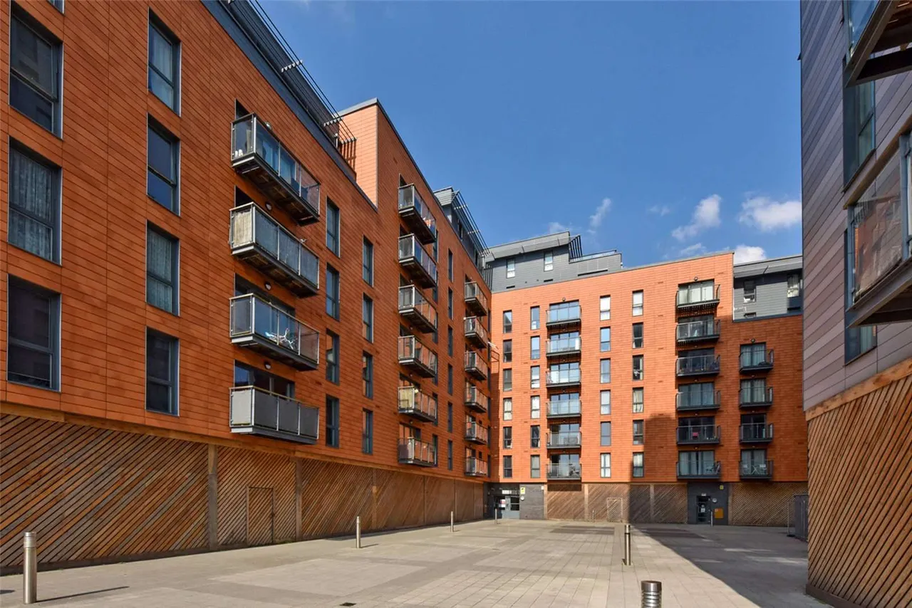2 bed flat to rent, Railway Terrace, Slough, SL2