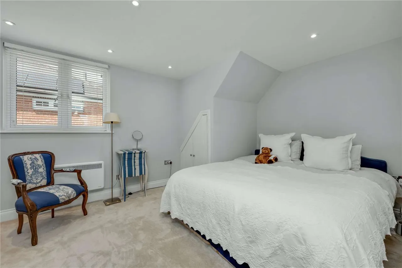 Sandy Lane, Chobham, Woking, Surrey, GU24 8SA, photo 11