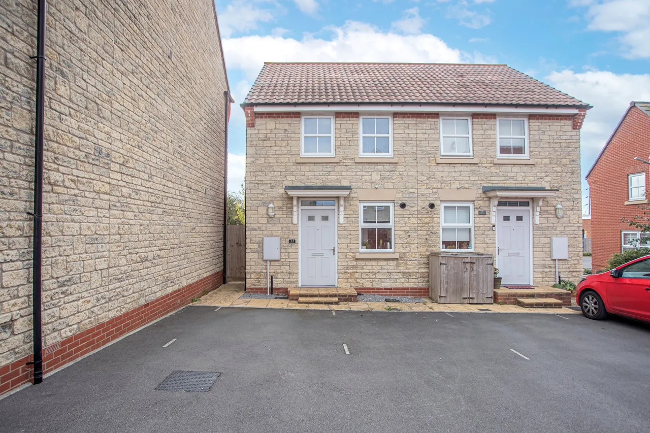 2 bed house for sale, Dew Way, Calne