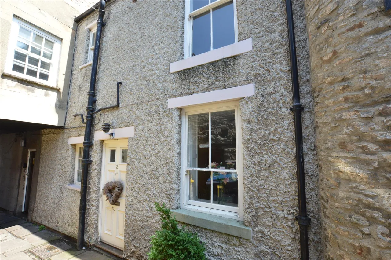 2 bed house for sale, Market Place, Middleham