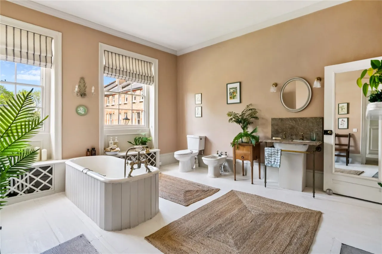 Upper Butts, Brentford, TW8, photo 15