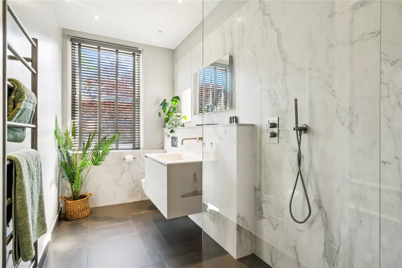Upper Butts, Brentford, TW8, photo 18