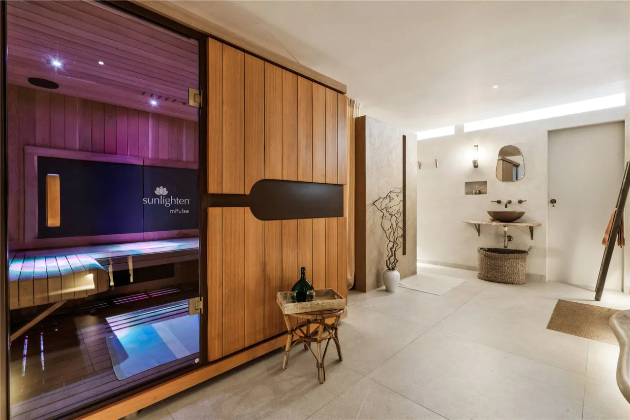 Upper Butts, Brentford, TW8, photo 11