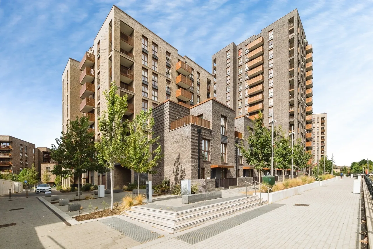 1 bed flat for sale — Fresh Wharf Road, Barking, Essex, IG11
