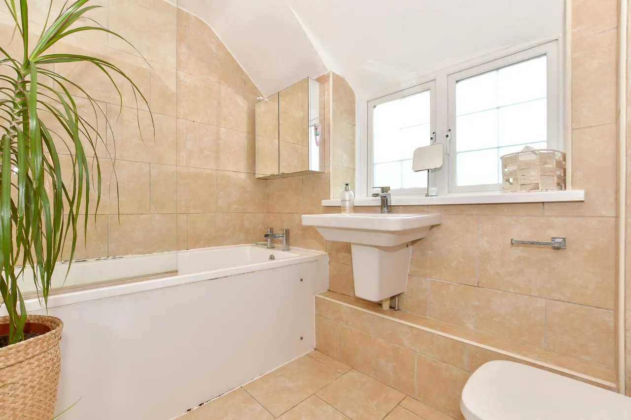 Brighstone, PO30, photo 13