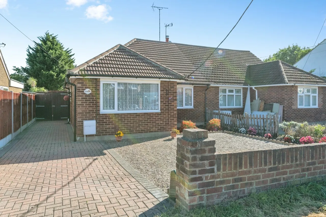 2 bed house for sale, Pound Lane, Bowers Gifford, SS13