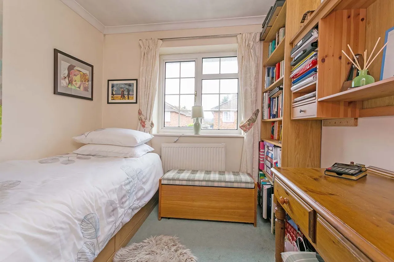Cherington Gate, off Cranbrook Drive, Maidenhead, Berkshire, photo 15