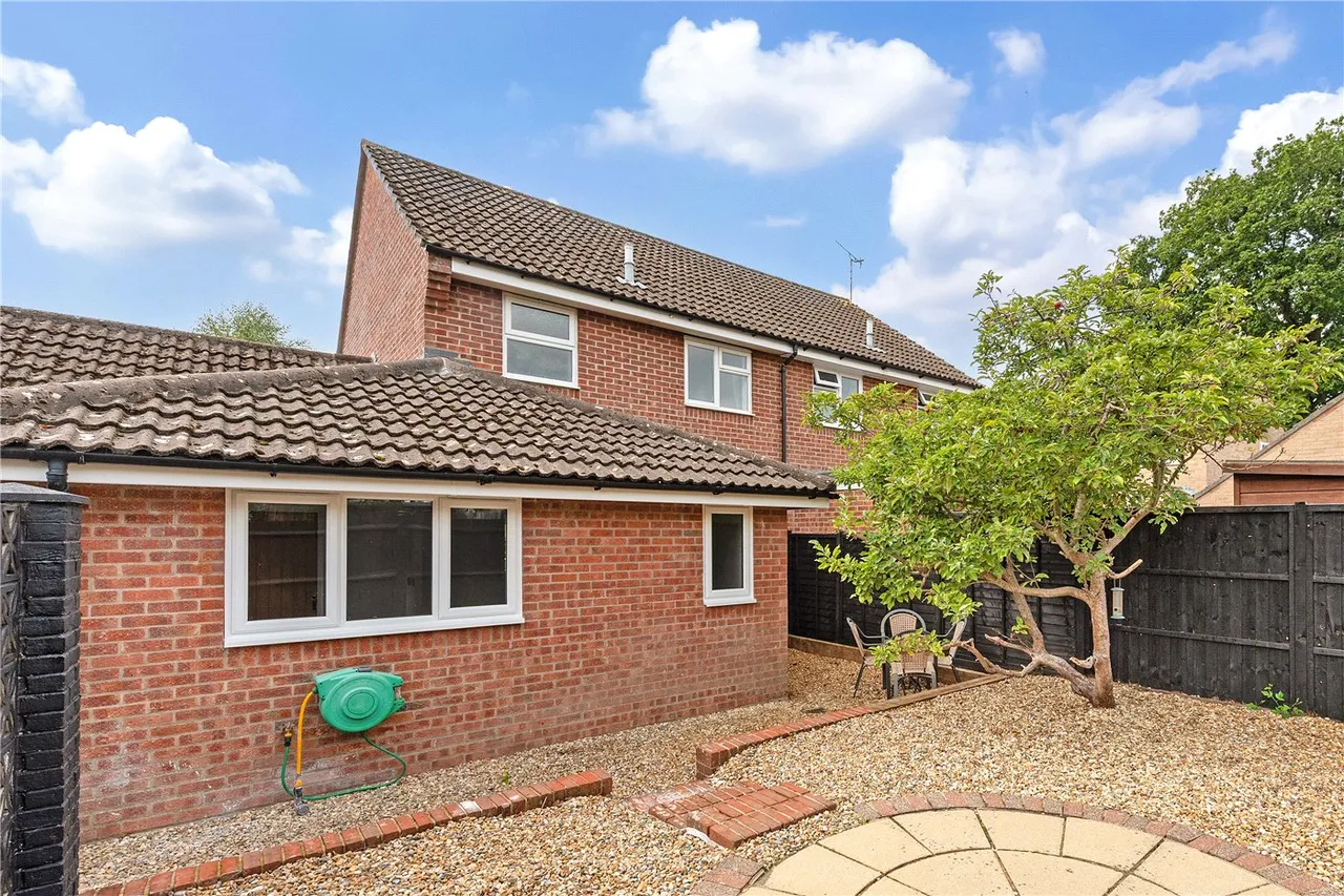 Thorn Close, Petersfield, Hampshire, GU31, photo 3