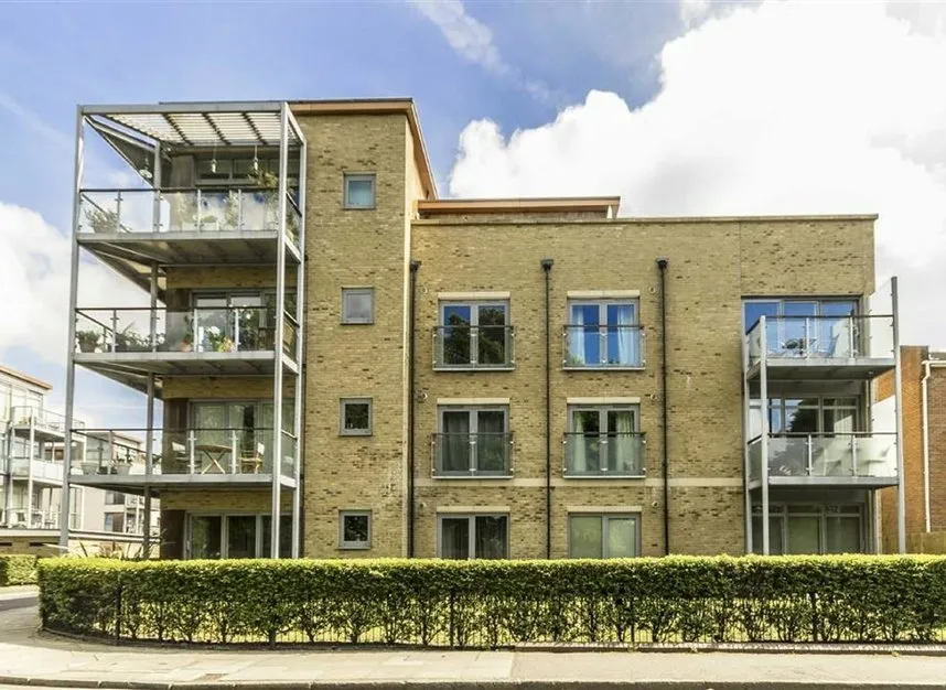 2 bed flat to rent — Southcott Road, Teddington, TW11