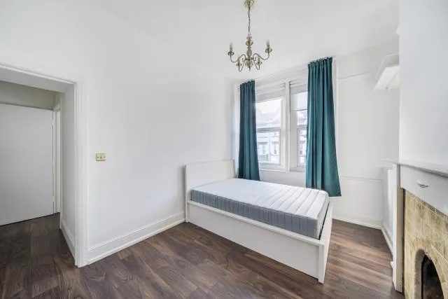 Ballards Lane, London, N3, photo 13