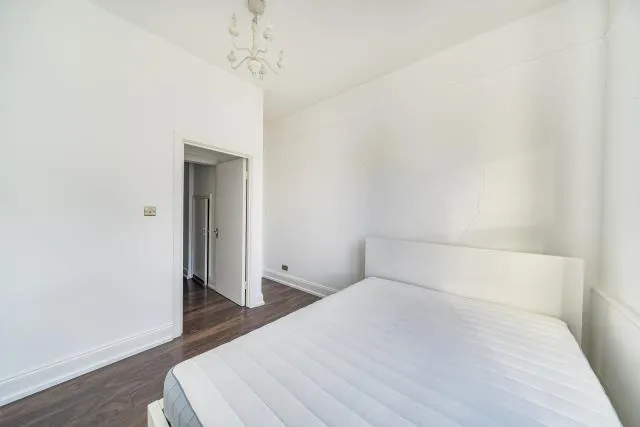 Ballards Lane, London, N3, photo 10