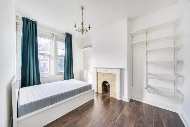 Ballards Lane, London, N3, photo 11