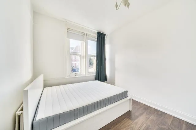 Ballards Lane, London, N3, photo 9