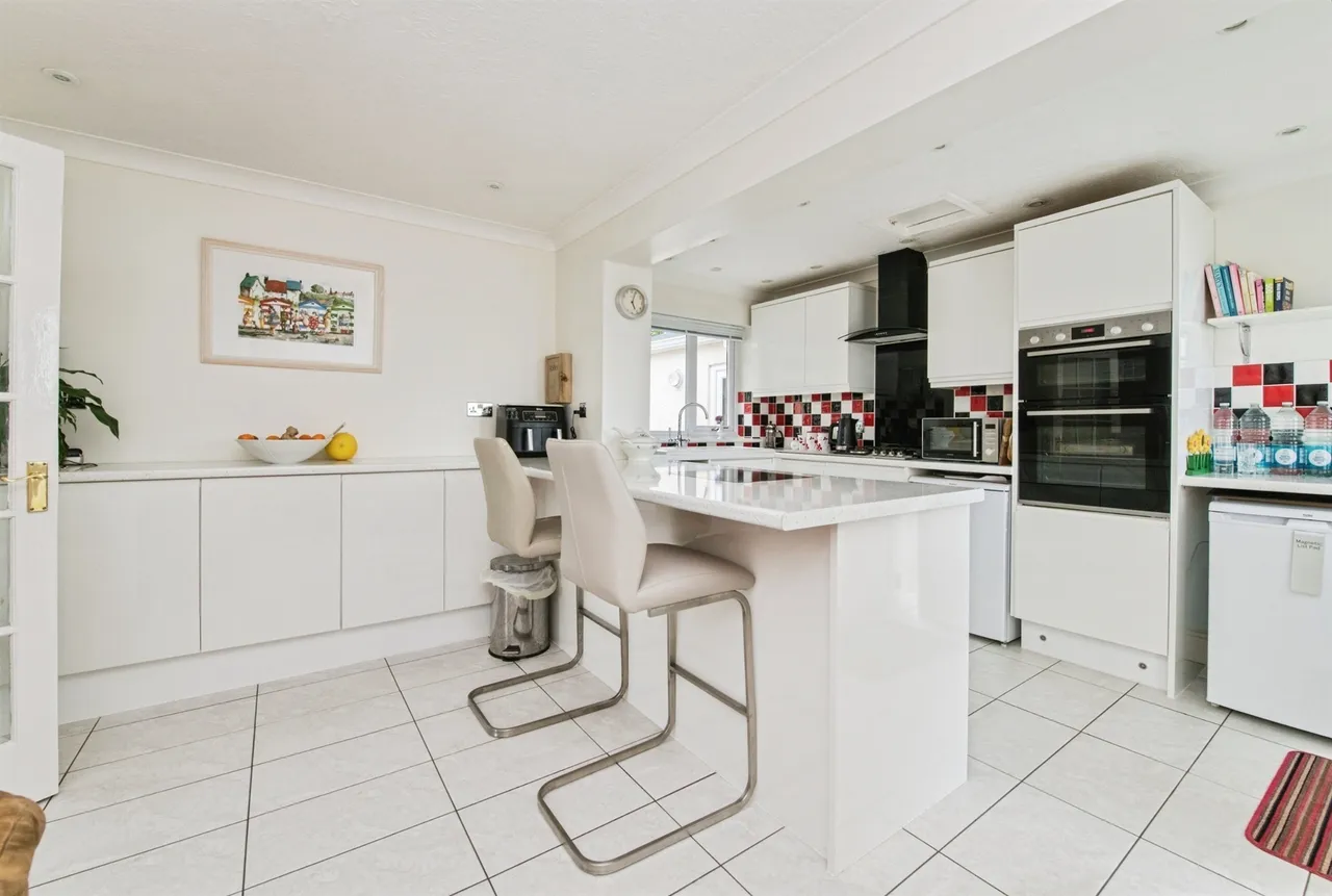 Brunenburg Way, Axminster, EX13, photo 3