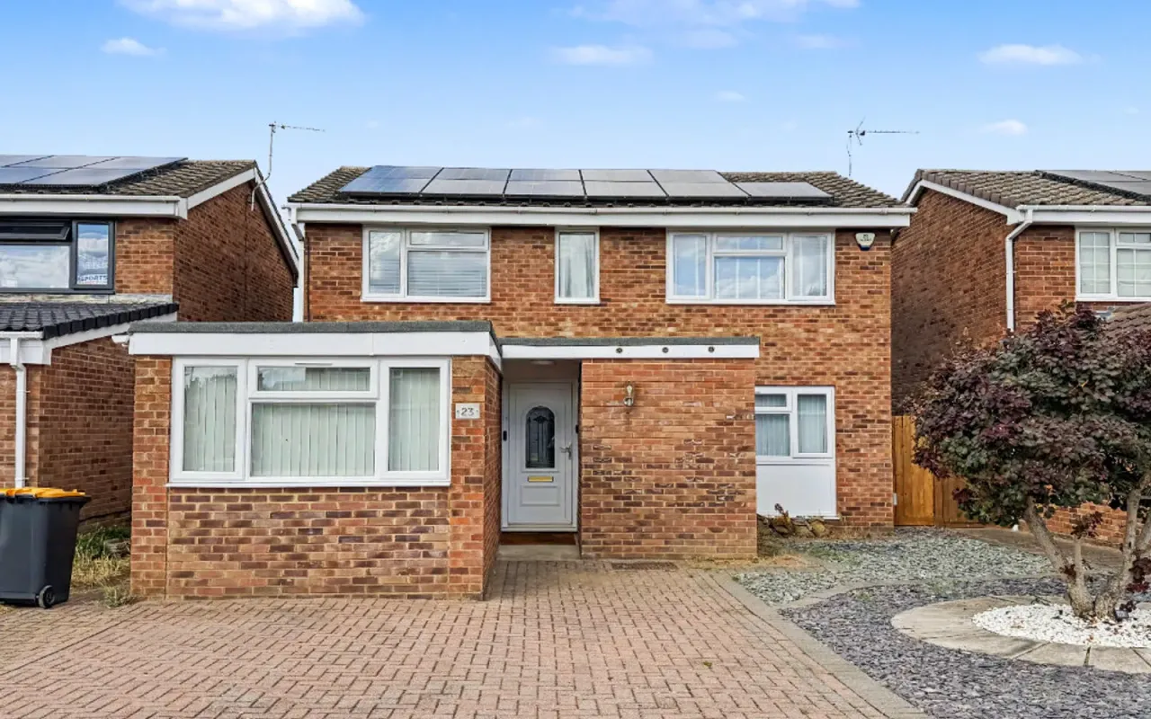 5 bed property to rent — Dawlish Drive, Bedford MK40 3AU