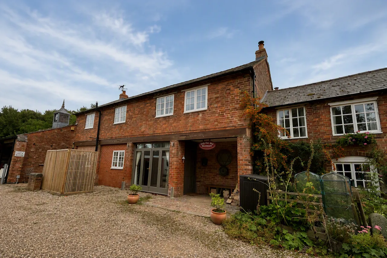 2 bed house to rent, Shackerstone Lane, CV13