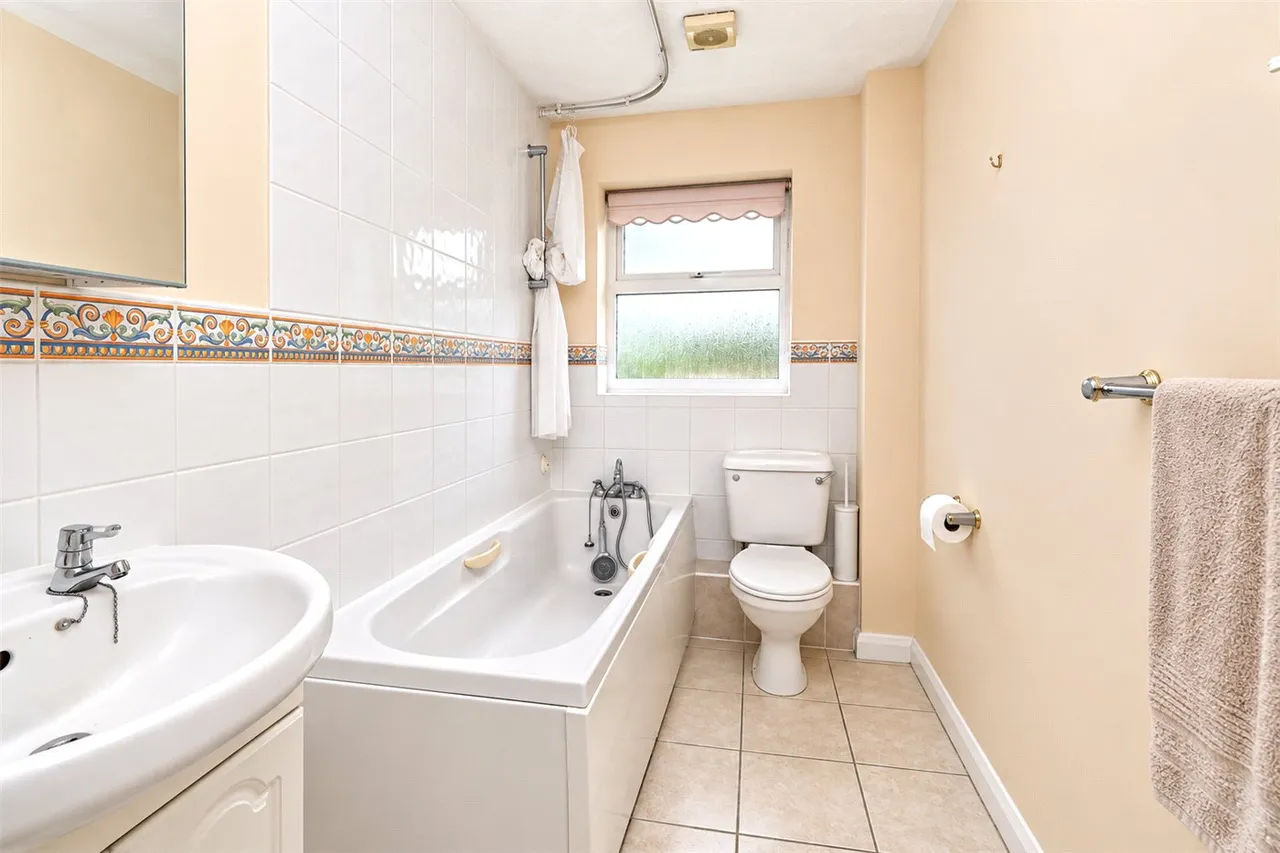 2 bed flat for sale — Regent Court, Norn Hill, Basingstoke, RG21