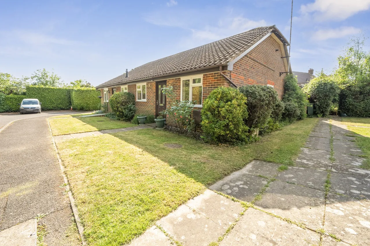 2 bed house for sale — Ravelin Close, Crondall, Farnham, GU10 5PS