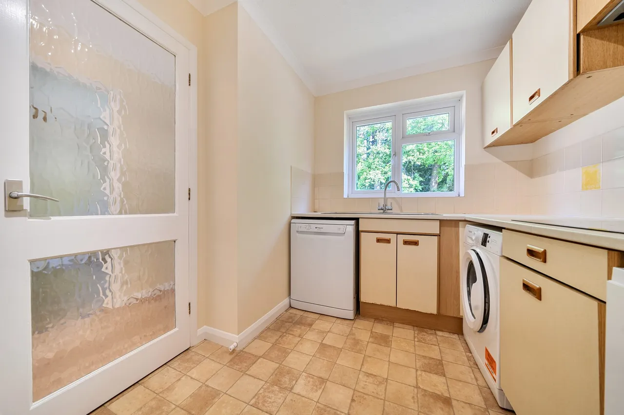 Ravelin Close, Crondall, Farnham, GU10 5PS, photo 6
