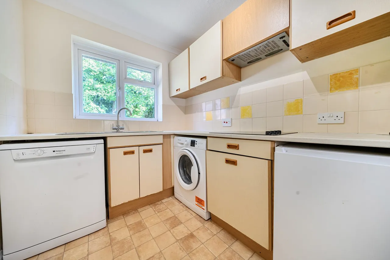 Ravelin Close, Crondall, Farnham, GU10 5PS, photo 5