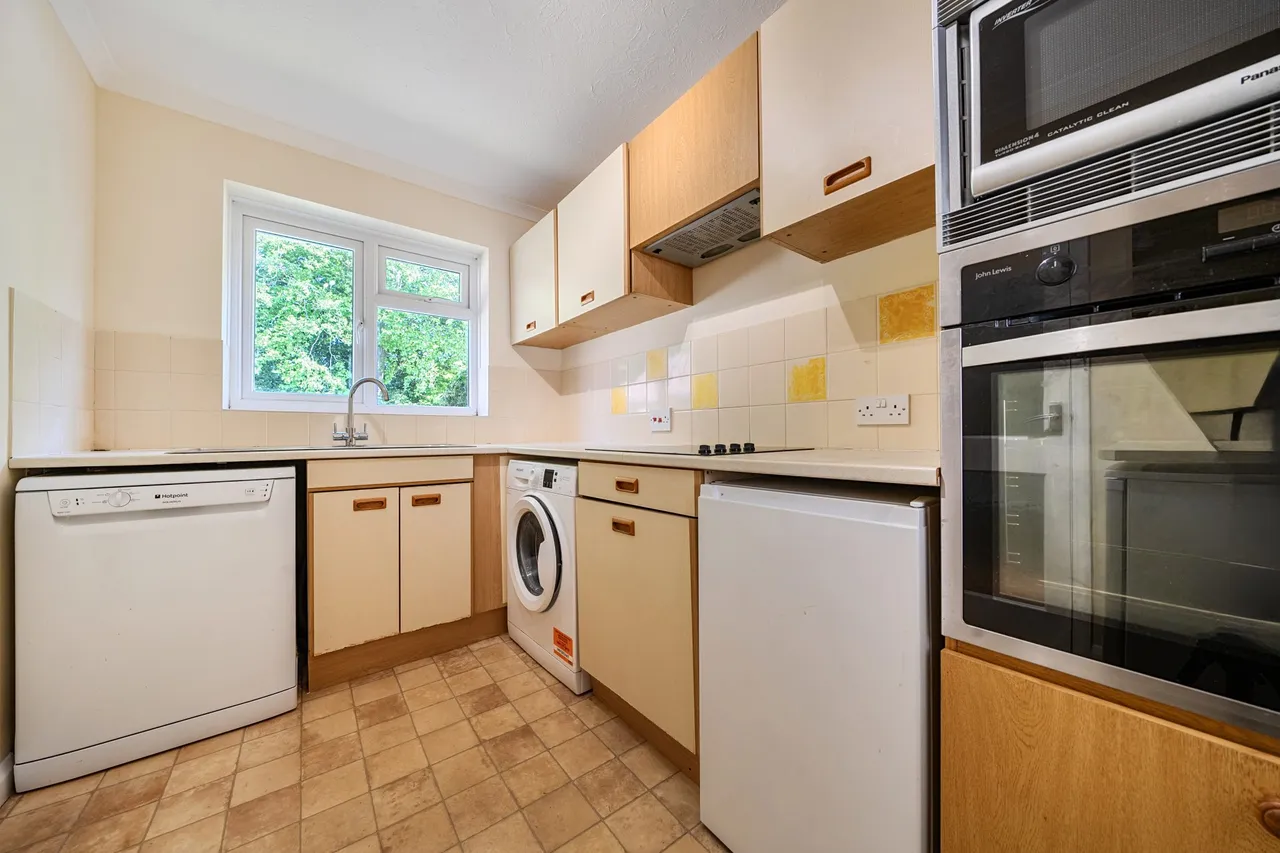 Ravelin Close, Crondall, Farnham, GU10 5PS, photo 4