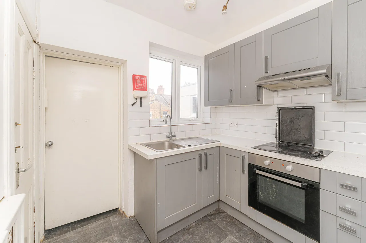 Gladstone Avenue, Wood Green, N22, photo 2