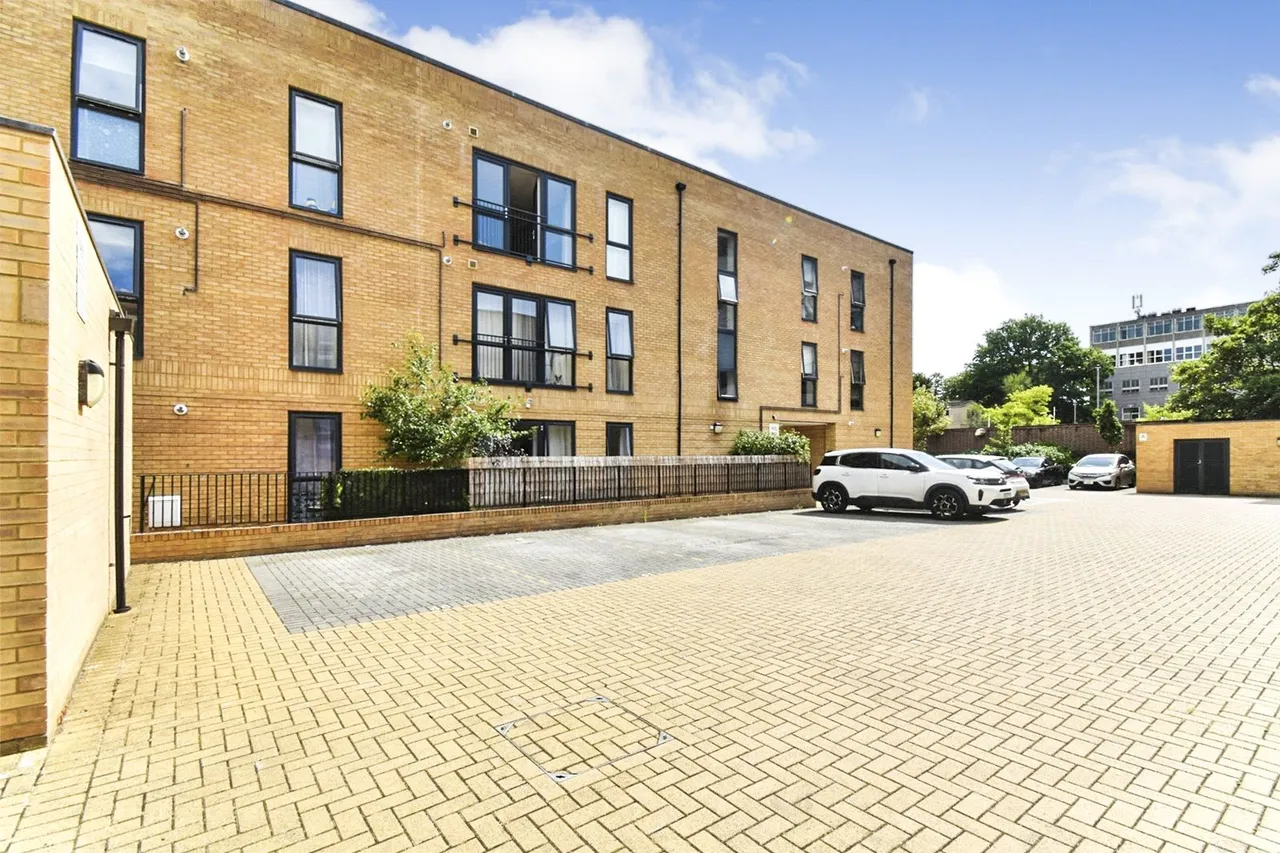 1 bed flat for sale — Exchange Close, Aldershot, Hampshire, GU11 2FD