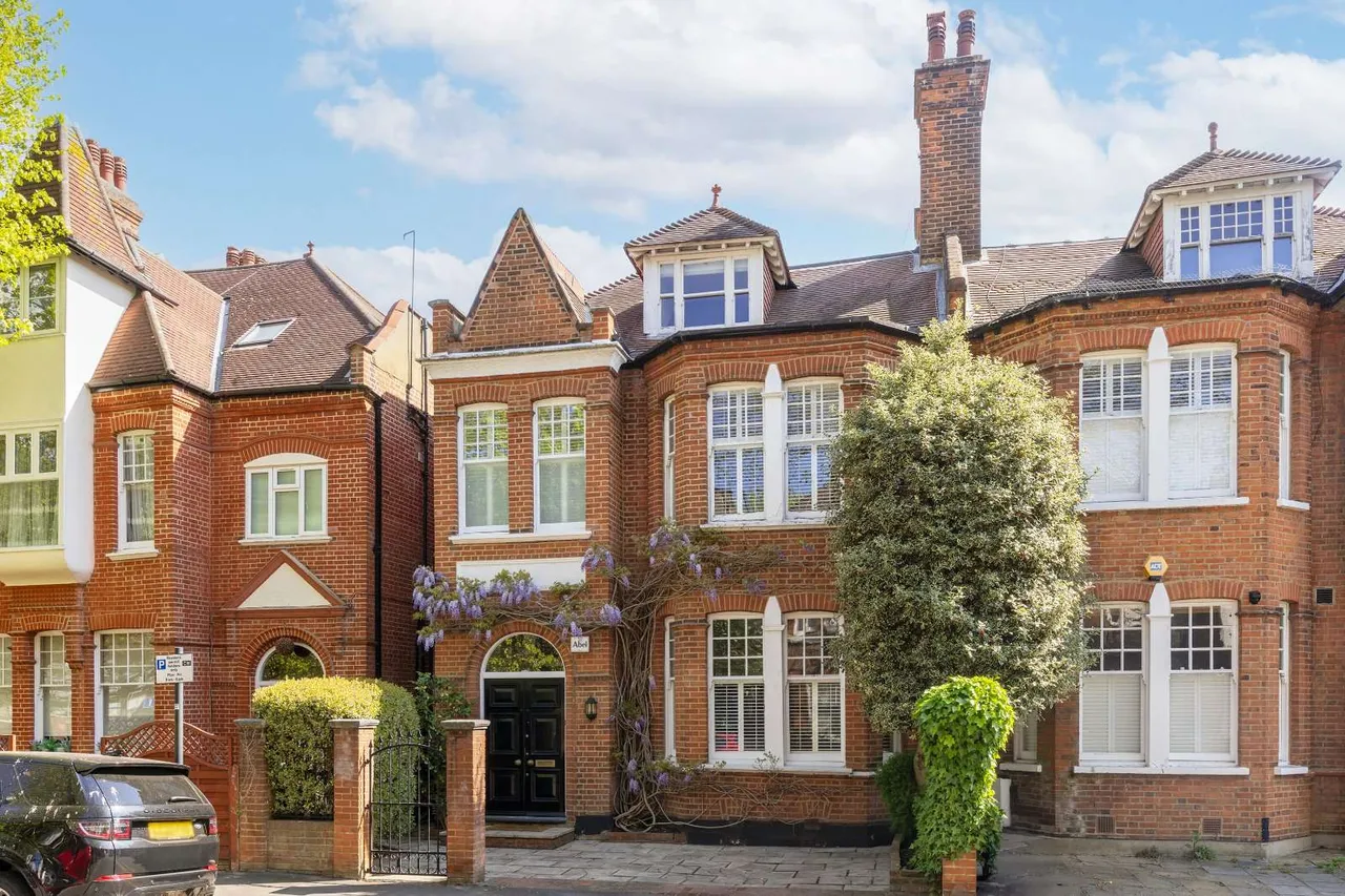 6 bed house to rent — Grange Road, London, W4 4DA