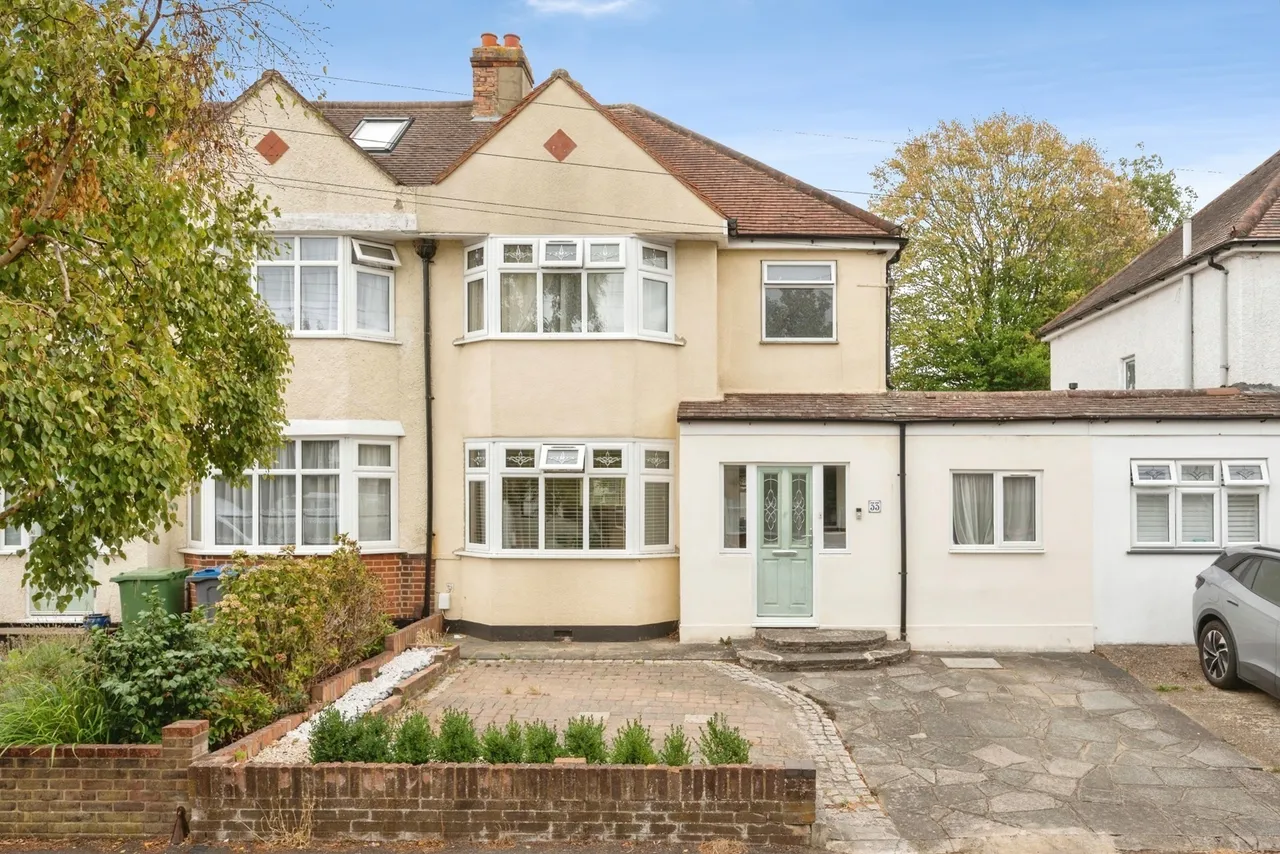 4 bed house for sale, Somerset Avenue, Chessington, KT9