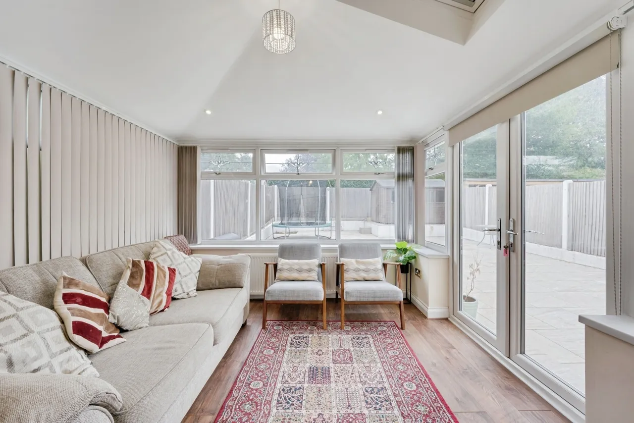 Somerset Avenue, Chessington, KT9, photo 6