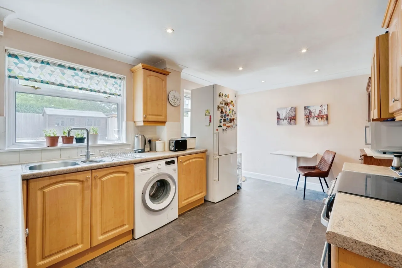 Somerset Avenue, Chessington, KT9, photo 3