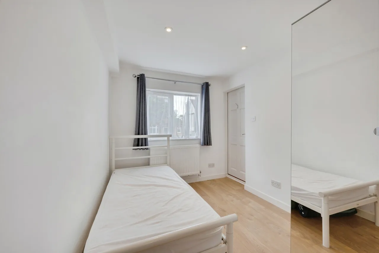 Somerset Avenue, Chessington, KT9, photo 11