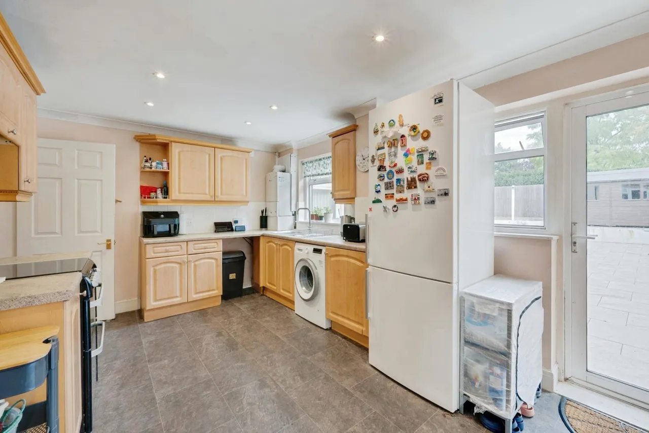 Somerset Avenue, Chessington, KT9, photo 15