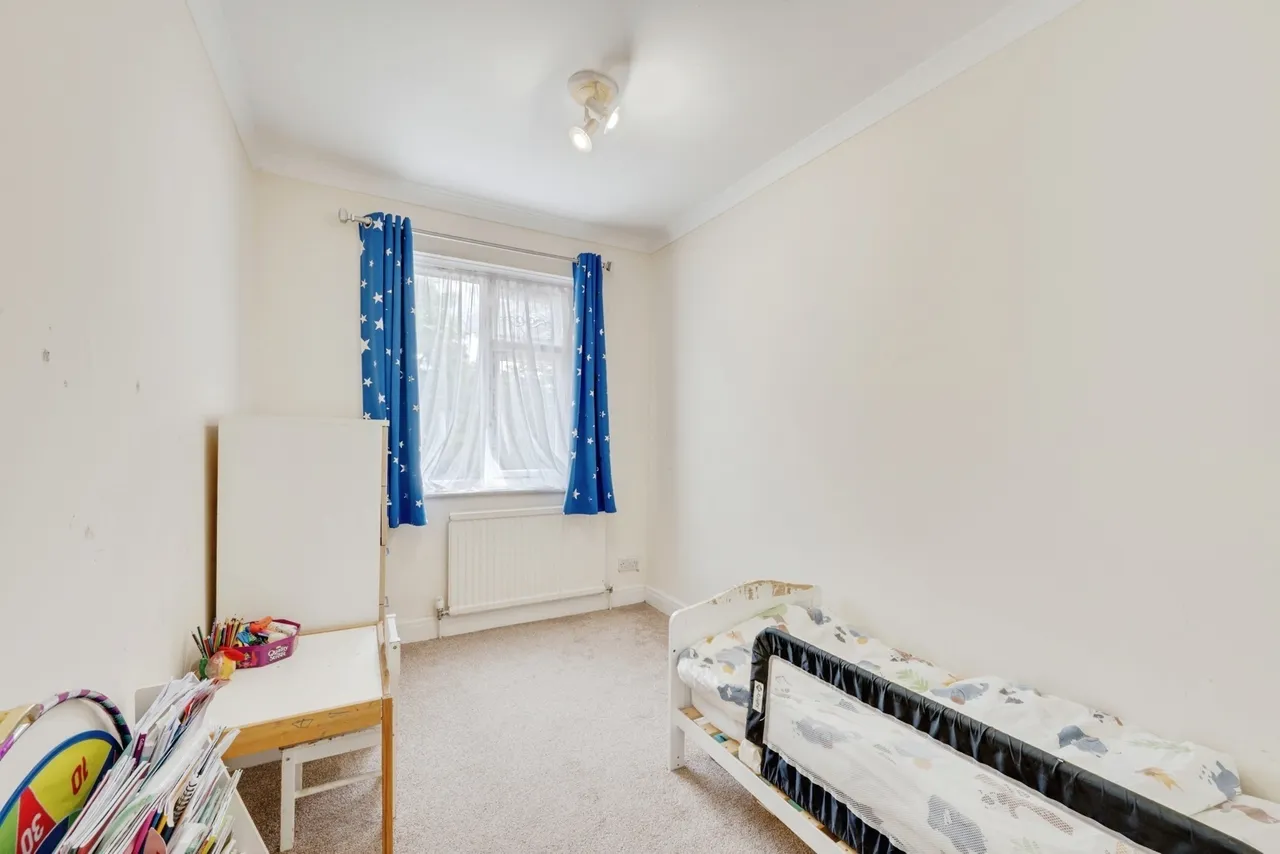Somerset Avenue, Chessington, KT9, photo 9