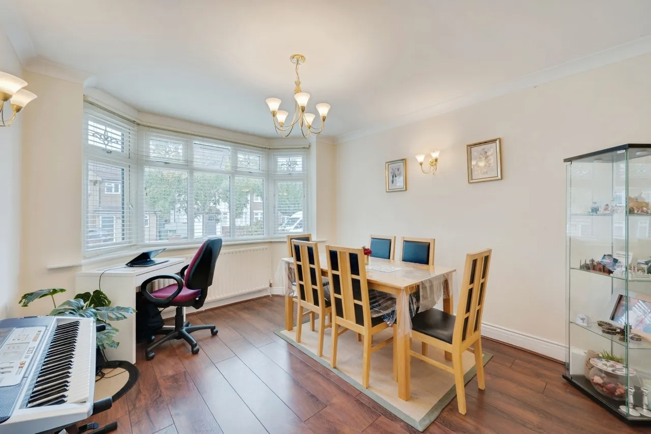 Somerset Avenue, Chessington, KT9, photo 5